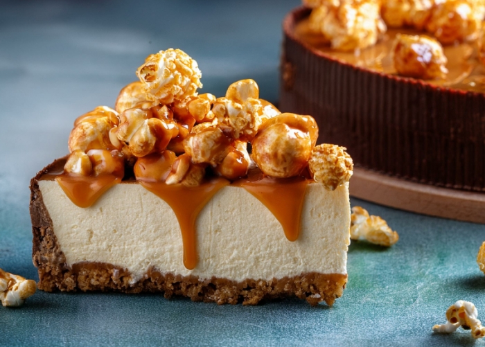 Cheesecake &mu;&epsilon; &kappa;&alpha;&rho;&alpha;&mu;&epsilon;&lambda;&omega;&mu;έ&nu;&alpha; popcorn &Sigma;&Omicron;&Kappa;&Omicron;&Lambda;&Alpha;&Tau;&Alpha; / &Kappa;&Alpha;&Rho;&Alpha;&Mu;&Epsilon;&Lambda;&Alpha;